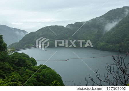 群馬縣綠市,草木湖和草木水壩在雨霧籠罩下呈現一片寧靜的景色 群馬縣綠市,草木湖和草木水壩在雨霧籠罩下呈現一片寧靜的景色 127303092