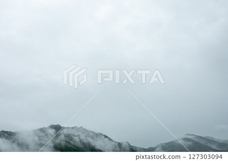 Mountain ridges shrouded in rain and mist and the wide sky, Midori City, Gunma Prefecture Mountain ridges shrouded in rain and mist and the wide sky, Midori City, Gunma Prefecture 127303094