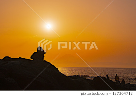 富士山和孤獨的日落 127304712