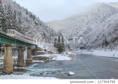 高山本線經過積雪覆蓋的宮川13號橋，揚起陣陣雪花。 127304799