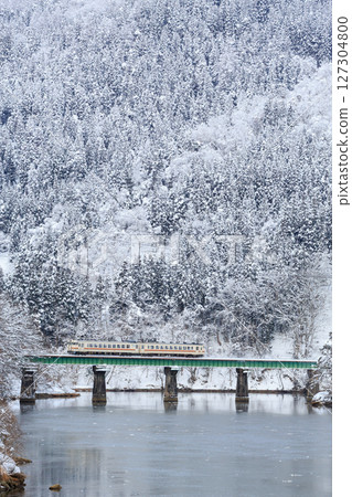 從河合橋拍攝的高山本線穿越積雪的宮川 從河合橋拍攝的高山本線穿越積雪的宮川 127304800