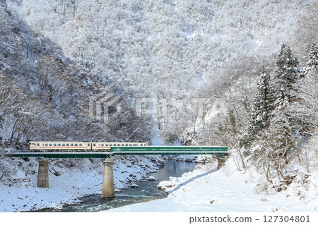 The Takayama Main Line crossing the snow-covered Hebibuchi Bridge 127304801