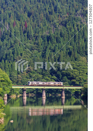 The Takayama Main Line crossing the deep green Miyagawa River, photographed from Kawai Bridge 127304807