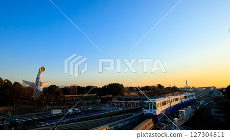 穿過轉乘站後進入車站的單軌列車被清晨的陽光照亮 127304811