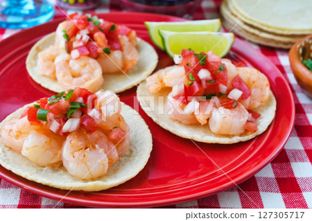 Shrimp tacos (Tacos de camarón) 127305717