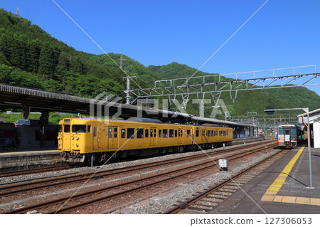 [JR-V] 白備線 115系列車 (單人車廂：岡山⇔新見) 127306053