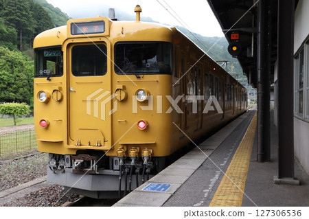 [JR-V] 白備線 115系列車 (單人車廂：新見⇔米子) 127306536
