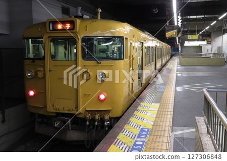 [JR-V] Hakubi Line 115 Series Train (First train: Okayama to Yonago) 127306848