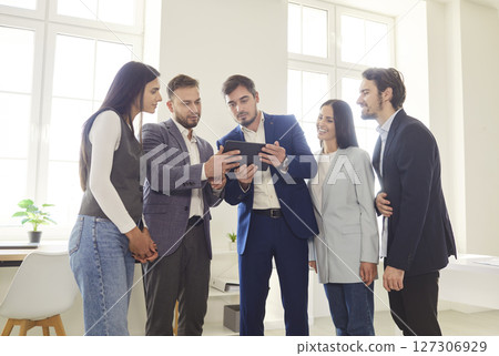 Focused serious business man team leader, coach mentoring, talking to diverse business people 127306929