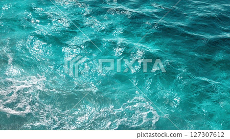平靜、波光粼粼的綠松石色海水 127307612