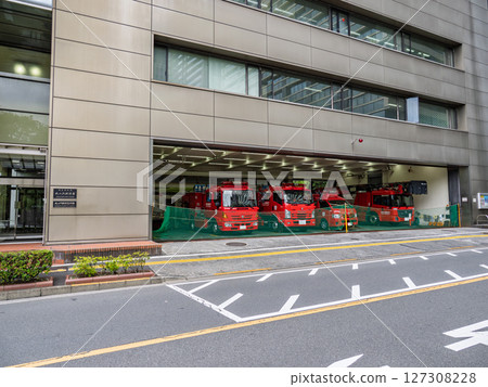 Fire engines lined up at a fire station (Marunouchi Fire Station, Tokyo Fire Department) 127308228