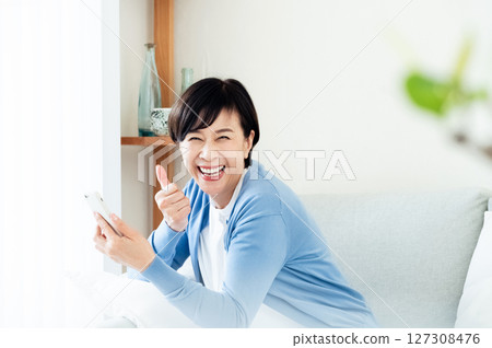 中年婦女用智慧型手機進行視訊通話 127308476