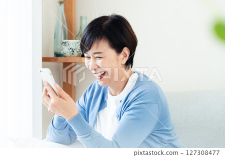 中年婦女用智慧型手機進行視訊通話 127308477