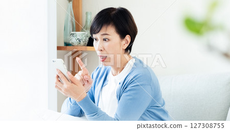 中年婦女用智慧型手機進行視訊通話 127308755