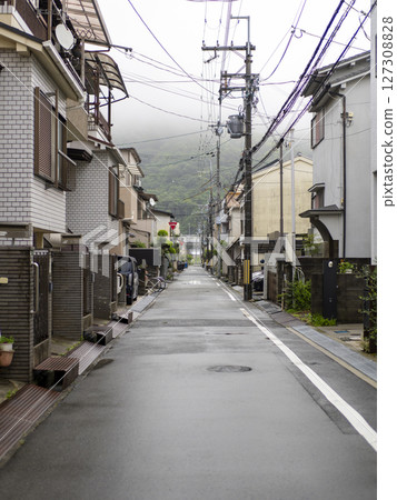 下雨天的住宅區 127308828
