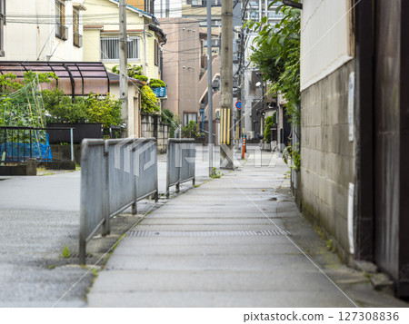 下雨天的住宅區 127308836