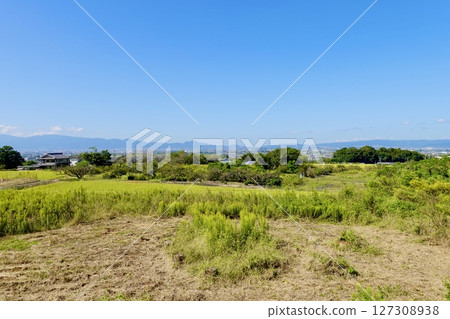 山邊之路:奈良縣櫻井市的草地上眺望奈良盆地 山邊之路:奈良縣櫻井市的草地上眺望奈良盆地 127308938