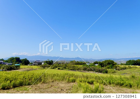 山邊之路:奈良縣櫻井市的草地上眺望奈良盆地 山邊之路:奈良縣櫻井市的草地上眺望奈良盆地 127308941