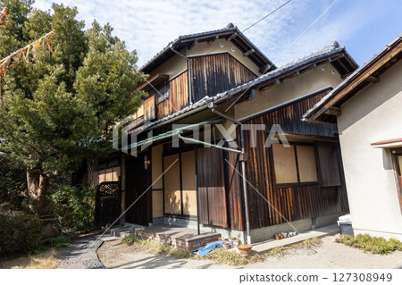 Old vacant wooden house 127308949