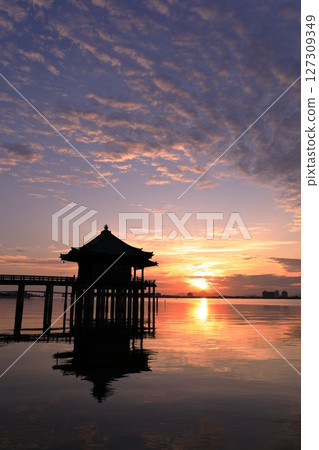 Ukimido floating on Lake Biwa at sunrise 127309349