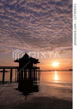 Ukimido floating in the sunrise 127309351