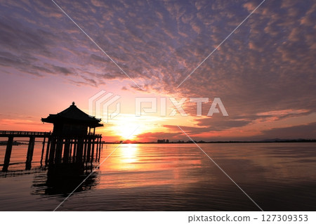 日出時漂浮在琵琶湖上的浮見堂 127309353