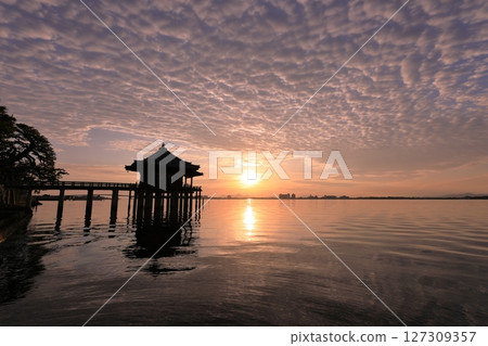 日出時的鱗狀雲朵和浮見堂 127309357