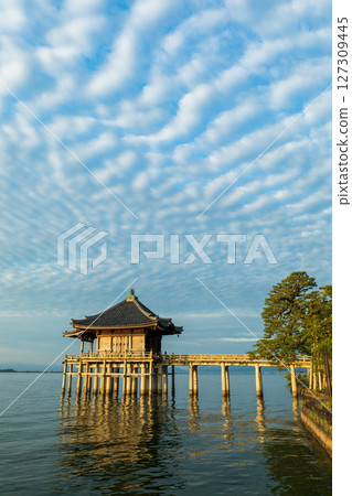 清晨漂浮在琵琶湖上的萬月寺浮見堂 127309445