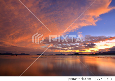 秋日天空倒映在海面上的瀨戶內風光 127309505