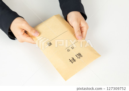女人收到薪水信封 01 127309752