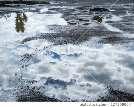 一灘礫石映照著藍天白雲 一灘礫石映照著藍天白雲 127309964
