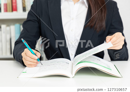 正在學習的成年人的手 01 正在學習的成年人的手 01 127310657