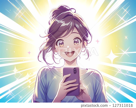 一位年輕女子一邊看著智慧型手機螢幕一邊開心地微笑 127311018