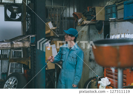 年輕的汽車修理工 127311119