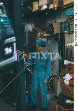 Auto mechanic Auto mechanic 127311123