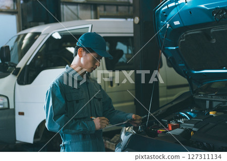 Auto mechanic Auto mechanic 127311134