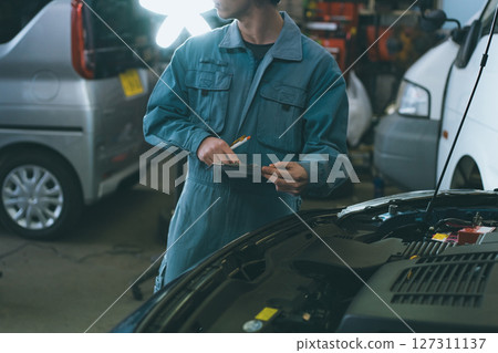 Auto mechanic 127311137