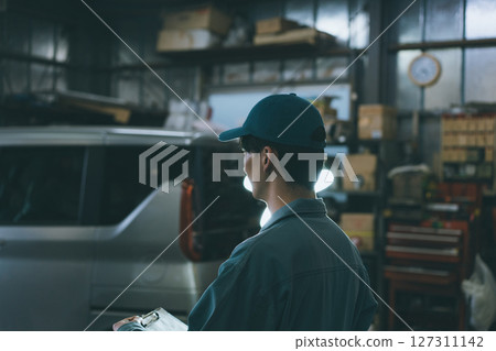 Auto mechanic Auto mechanic 127311142