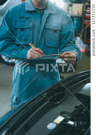 汽車修理工檢查引擎艙 127311150