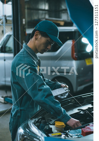 汽車修理工檢查引擎艙 127311151