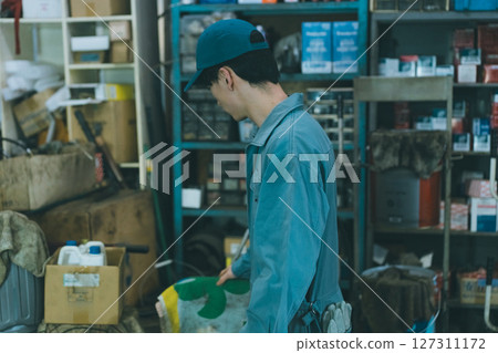 Young auto mechanic 127311172