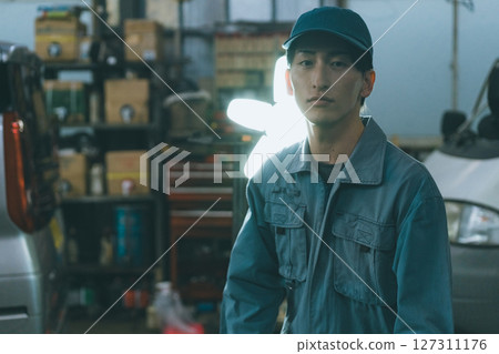 Young auto mechanic 127311176