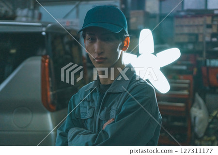 年輕的汽車修理工 127311177