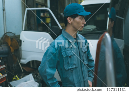 年輕的汽車修理工 127311181