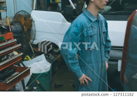 年輕的汽車修理工 127311182