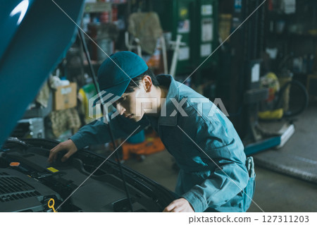 Auto mechanic 127311203