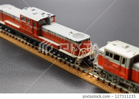 N gauge model train 127311235