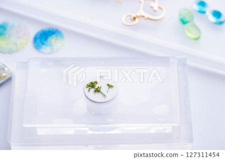 Resin key holder 127311454