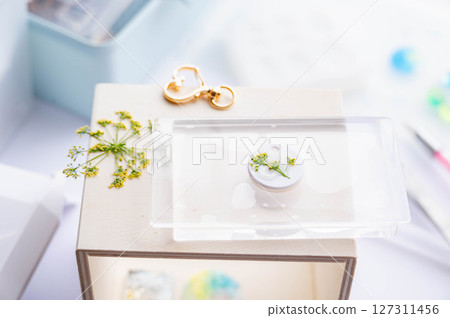 Fix the flowers with resin Fix the flowers with resin 127311456