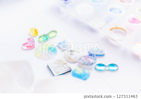 色彩繽紛的樹脂作品 色彩繽紛的樹脂作品 127311463